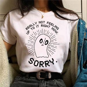 Camiseta branca com o fantasma Napstablook e a frase Sorry, de Undertale
