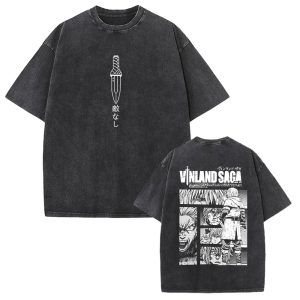 Camiseta preta lavada de Vinland Saga com adaga na frente e painéis do mangá nas costas