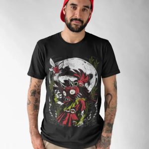 Homem vestindo camiseta preta com a estampa da máscara de Majora, de The Legend of Zelda