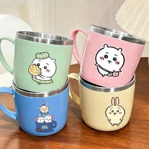Quatro canecas de aço inox nas cores verde, rosa, azul e bege com personagens de Chiikawa