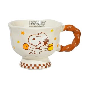 Caneca de cerâmica branca do Snoopy com estrelas, alça trançada marrom e pé xadrez