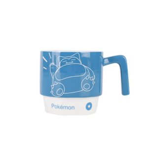 Caneca de cerâmica azul com o Snorlax, de Pokémon, desenhado em traço branco
