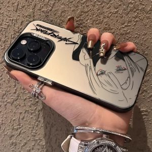 Capinha de iPhone prata fosca com arte em traço de personagem de Cyberpunk: Edgerunners, segurada pela mão