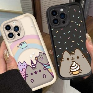 Duas capinhas de iPhone do Pusheen com arco-íris, uma bege e uma preta, seguradas por mãos