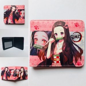Carteira dobrável com a estampa da Nezuko sobre fundo rosa, de Demon Slayer, vista fechada e aberta
