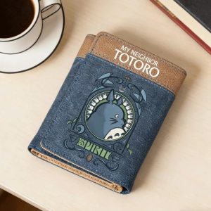 Carteira curta azul e marrom com a estampa do Totoro e a frase My Neighbor Totoro, sobre uma mesa