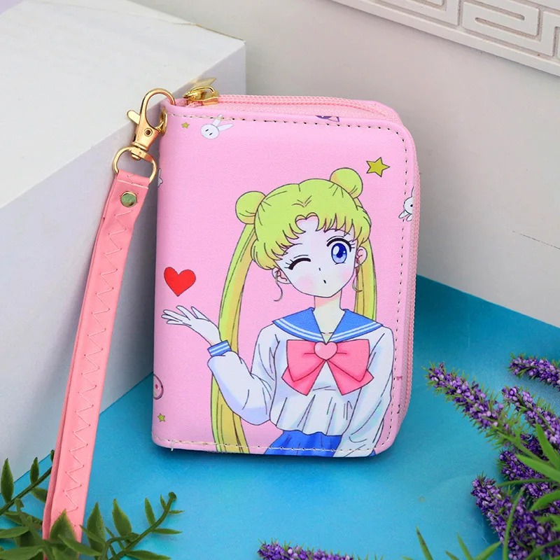 Carteira rosa com zíper e alça de pulso, com a ilustração da Usagi piscando, de Sailor Moon