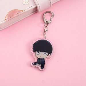 Chaveiro acrílico chibi do Mob, de Mob Psycho 100, de uniforme escolar sobre fundo rosa