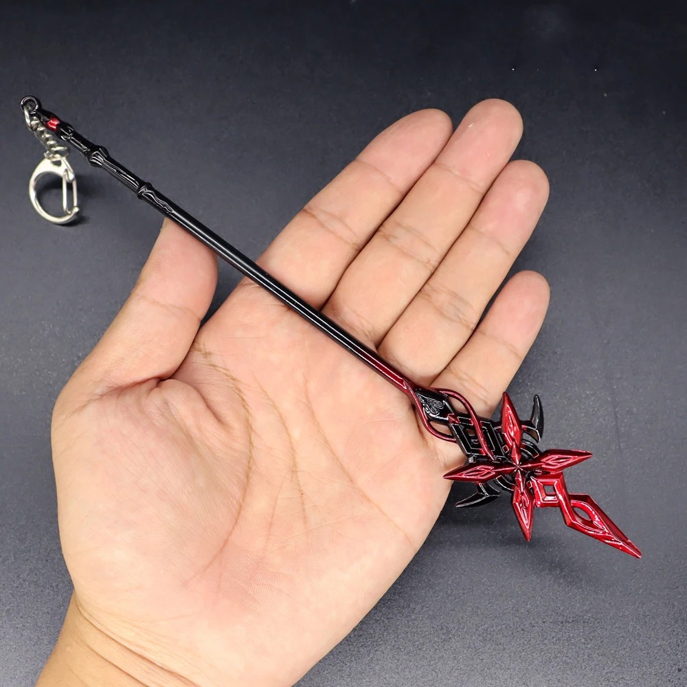 Miniatura da arma da Arlecchino, de Genshin Impact, segura na mão com a lâmina curva vermelha