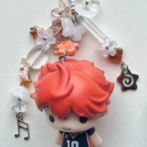 Chaveiro boneco chibi do Hinata, de Haikyu!!, camisa 10, com miçangas laranjas, flores e pingentes