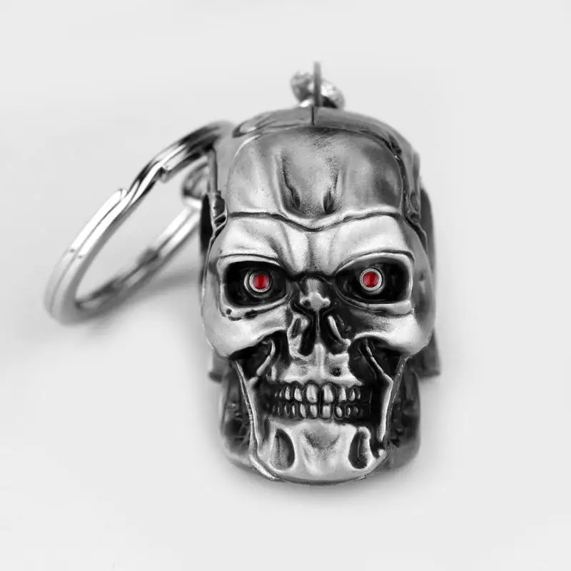 Chaveiro da caveira do Exterminador visto de frente, com olhos vermelhos e dentes de metal