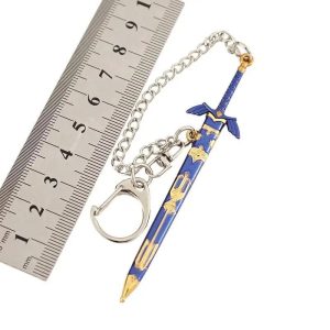 Chaveiro da Espada Mestra de Zelda ao lado de uma régua, com corrente e bainha azul e dourada
