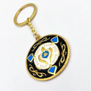 Chaveiro de moeda do Aventurine, de Honkai: Star Rail, com medalhão esmaltado e corrente dourada, em fundo claro