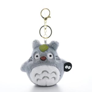 Chaveiro de pelúcia do Totoro cinza com folha verde na cabeça e Susuwatari preto ao lado