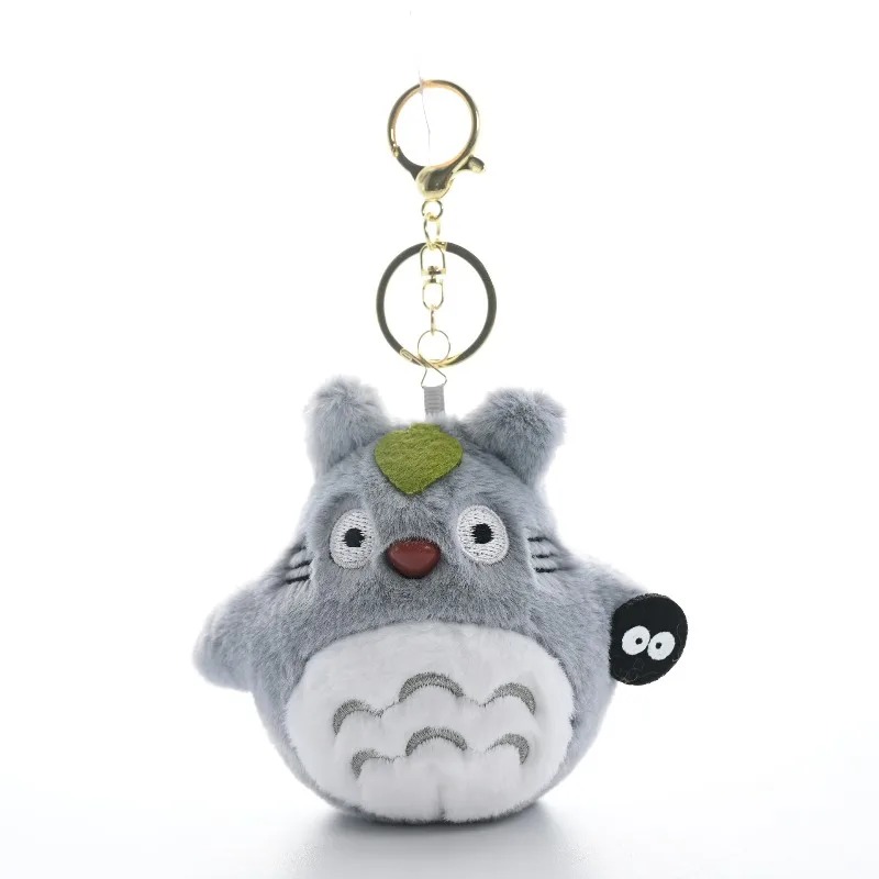 Chaveiro de pelúcia do Totoro cinza com folha verde na cabeça e Susuwatari preto ao lado