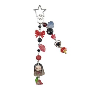 Pingente-chaveiro do Sem Rosto, de A Viagem de Chihiro, com miçangas vermelhas e pretas e mosquetão em formato de estrela