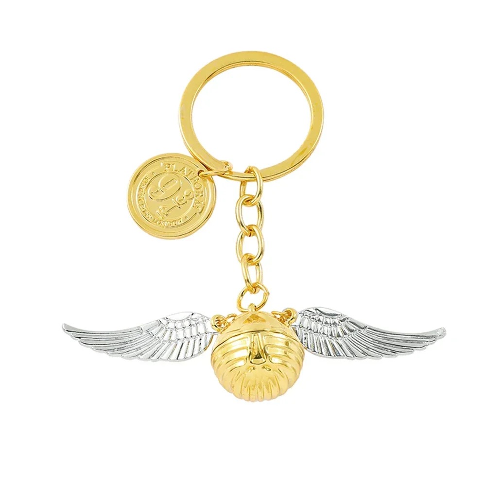 Chaveiro do Pomo de Ouro de Harry Potter, com bola dourada, asas prateadas, argola e medalha, em fundo branco