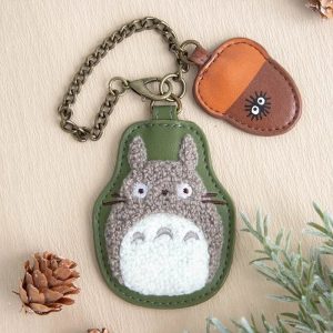 Chaveiro verde com o Totoro bordado em relevo felpudo e pingente de bolota laranja com corrente