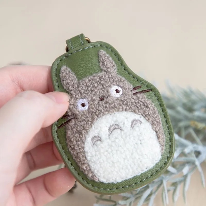 Chaveiro do Totoro bordado segurado na mão, mostrando o acabamento felpudo