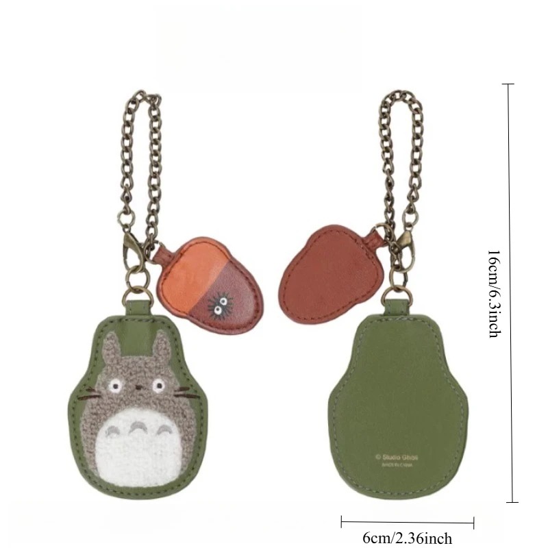 Frente e verso do chaveiro verde do Totoro com medidas de 16 por 6 centímetros