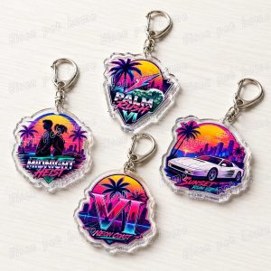 Quatro chaveiros de acrílico com logotipos e cenas neon de Vice City, estilo GTA, com o logo VI