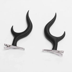 Par de chifres pretos curvos do Alastor, de Hazbin Hotel, com presilhas de metal