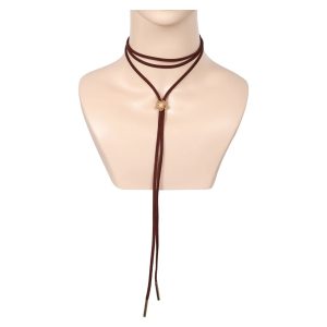 Colar de cordão vinho com pingente de flor dourada, inspirado na Aerith de Final Fantasy VII, em busto