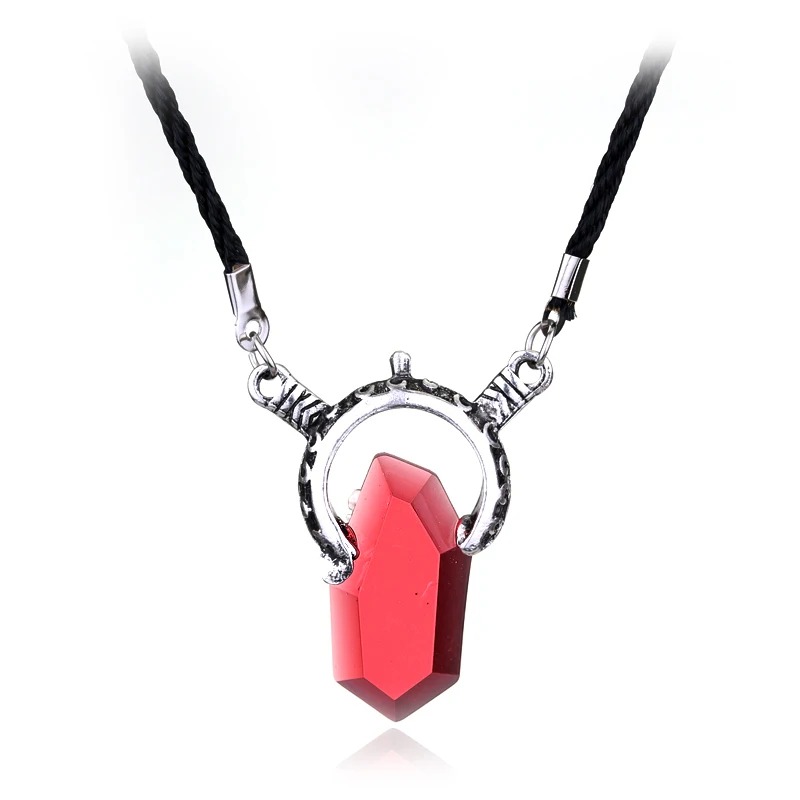 Colar do amuleto de Dante com cristal vermelho e argola prateada sobre fundo branco