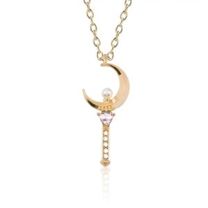 Colar dourado com pingente do Cetro Lunar da Sailor Moon, com lua crescente e pérola