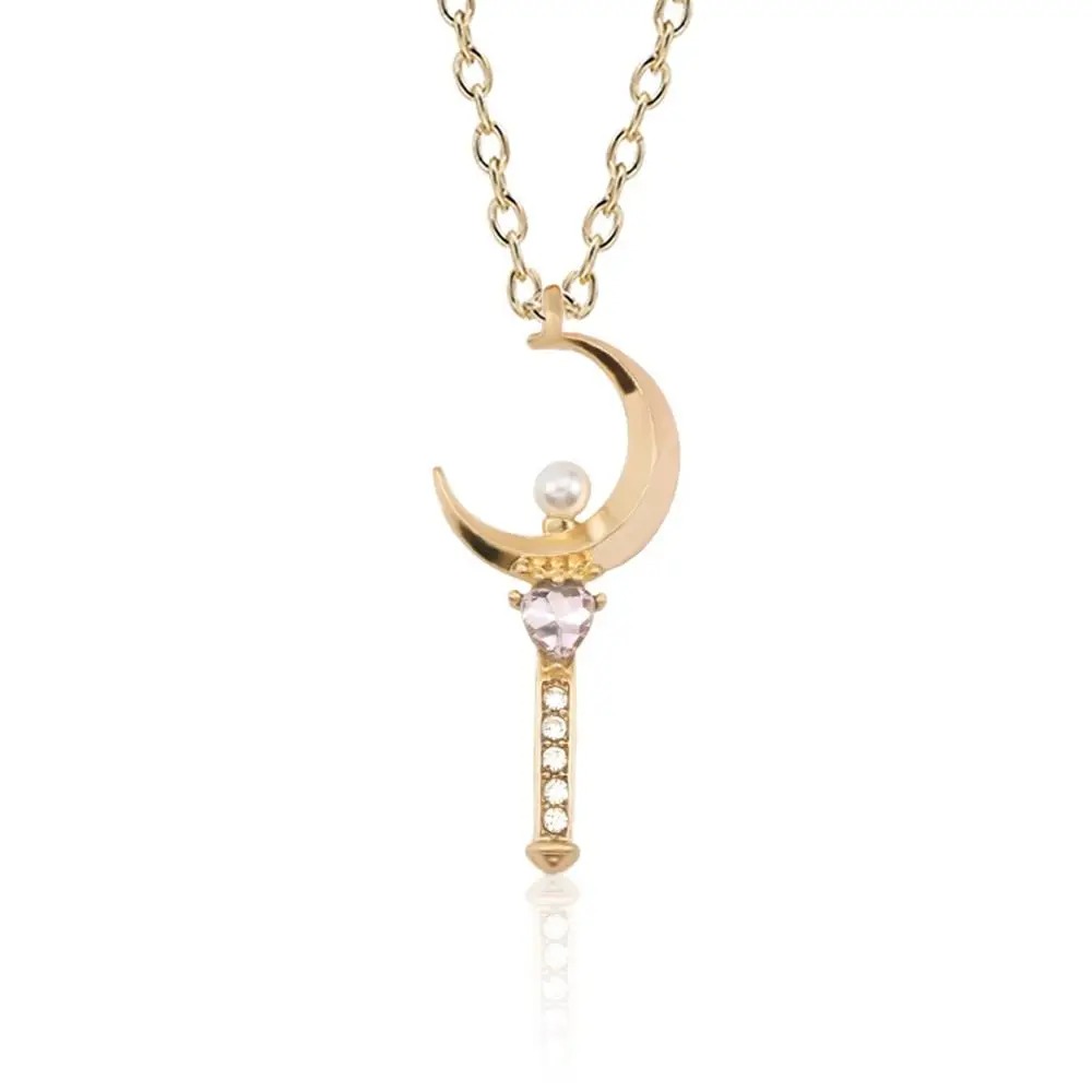 Colar dourado com pingente do Cetro Lunar da Sailor Moon, com lua crescente e pérola