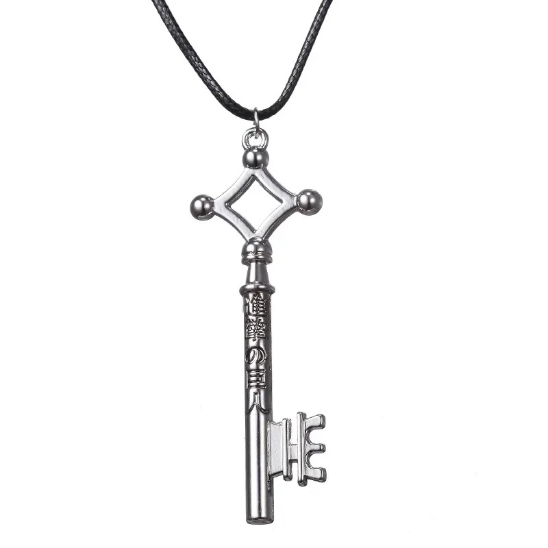 Chave do Eren em metal prateado com cordão preto, de Attack on Titan
