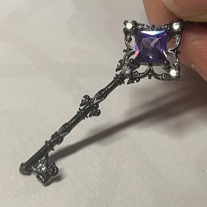 Colar em forma de chave com cristal roxo, inspirado na The Herta de Honkai: Star Rail, sobre fundo claro