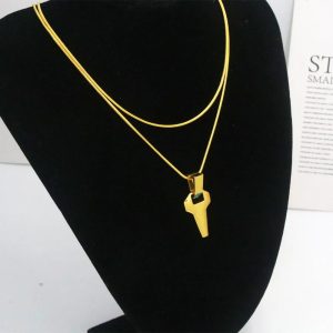 Colar dourado de dupla camada com pingente angular em um busto de veludo preto, estilo David Martinez de Edgerunners