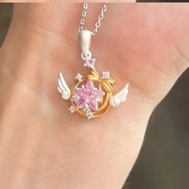 Colar com pingente de estrela rosa com asas brancas, de Cardcaptor Sakura, na mão