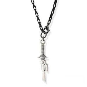 Colar com corrente preta e pingente de metal em forma da Lança Invertida do Céu, do Toji, de Jujutsu Kaisen