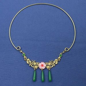 Colar dourado rígido com flor rosa e três pingentes verdes, acessório de cosplay da Maomao de Diários de uma Apotecária