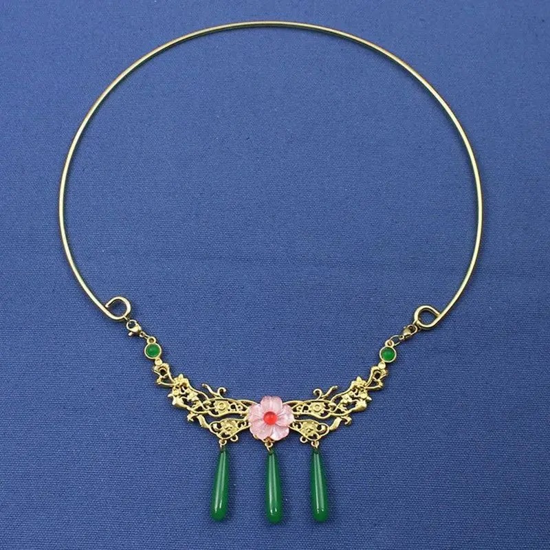 Colar dourado rígido com flor rosa e três pingentes verdes, acessório de cosplay da Maomao de Diários de uma Apotecária