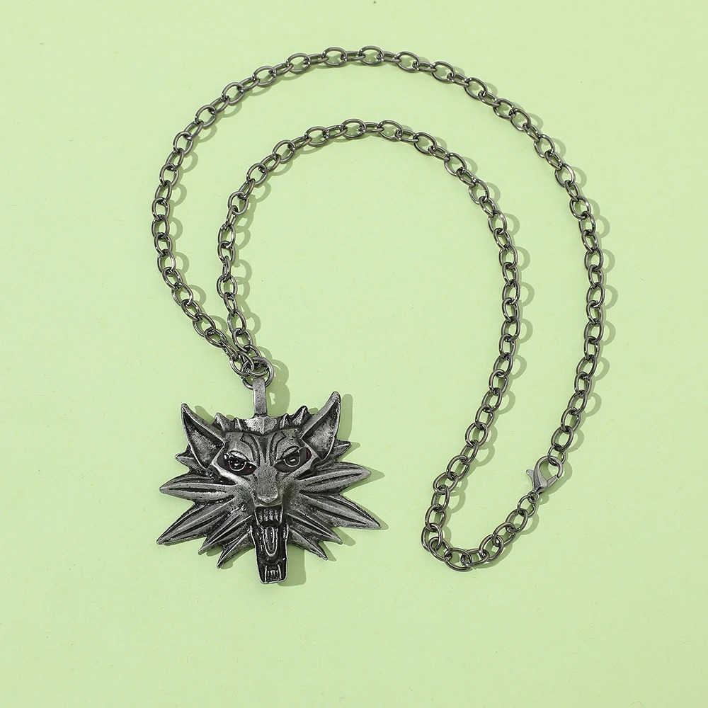 Colar com pingente de cabeça de lobo inspirado no medalhão de The Witcher, sobre fundo verde