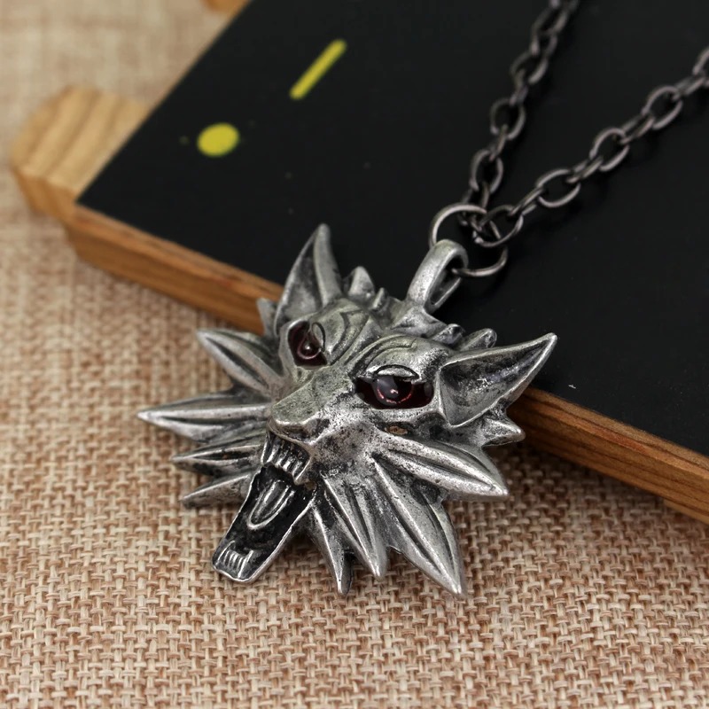 Detalhe do pingente de lobo com olhos escuros, estilo medalhão da Escola do Lobo, The Witcher