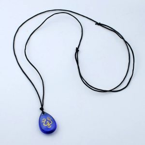 Colar com pingente de vidro azul em gota e cordão preto da pedra de voo de O Castelo no Céu