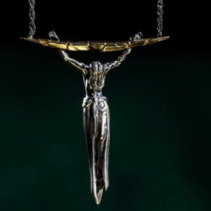 Colar com pingente da Rainha Marika, de Elden Ring, em prata e dourado sobre fundo verde escuro