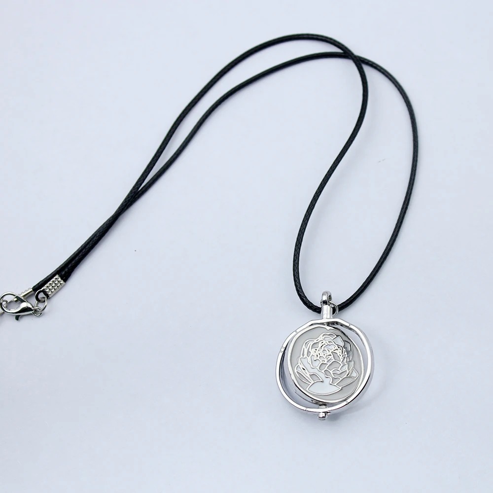 Colar rosa azul da Jinx com cordão preto e fecho, sobre fundo branco