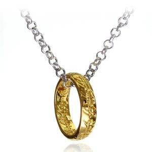 Colar com pingente do Um Anel dourado, de O Senhor dos Anéis, em fundo branco