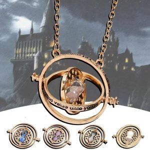 Colar Vira-Tempo de Harry Potter com pingente dourado de ampulheta, sobre fundo do castelo de Hogwarts