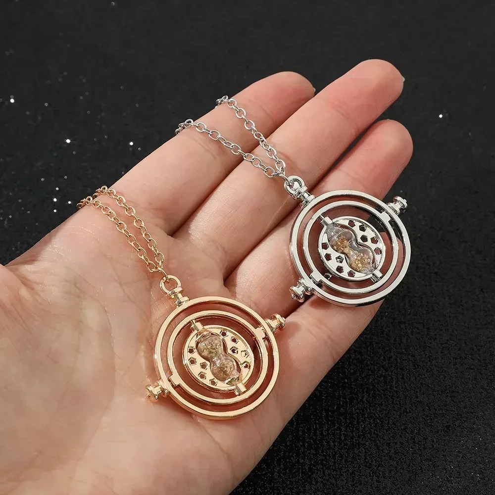 Dois colares Vira-Tempo, dourado e prateado, na palma da mão, de Harry Potter