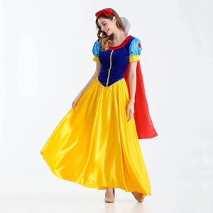 Modelo vestindo o vestido da Branca de Neve com corpete azul, saia amarela e capa vermelha