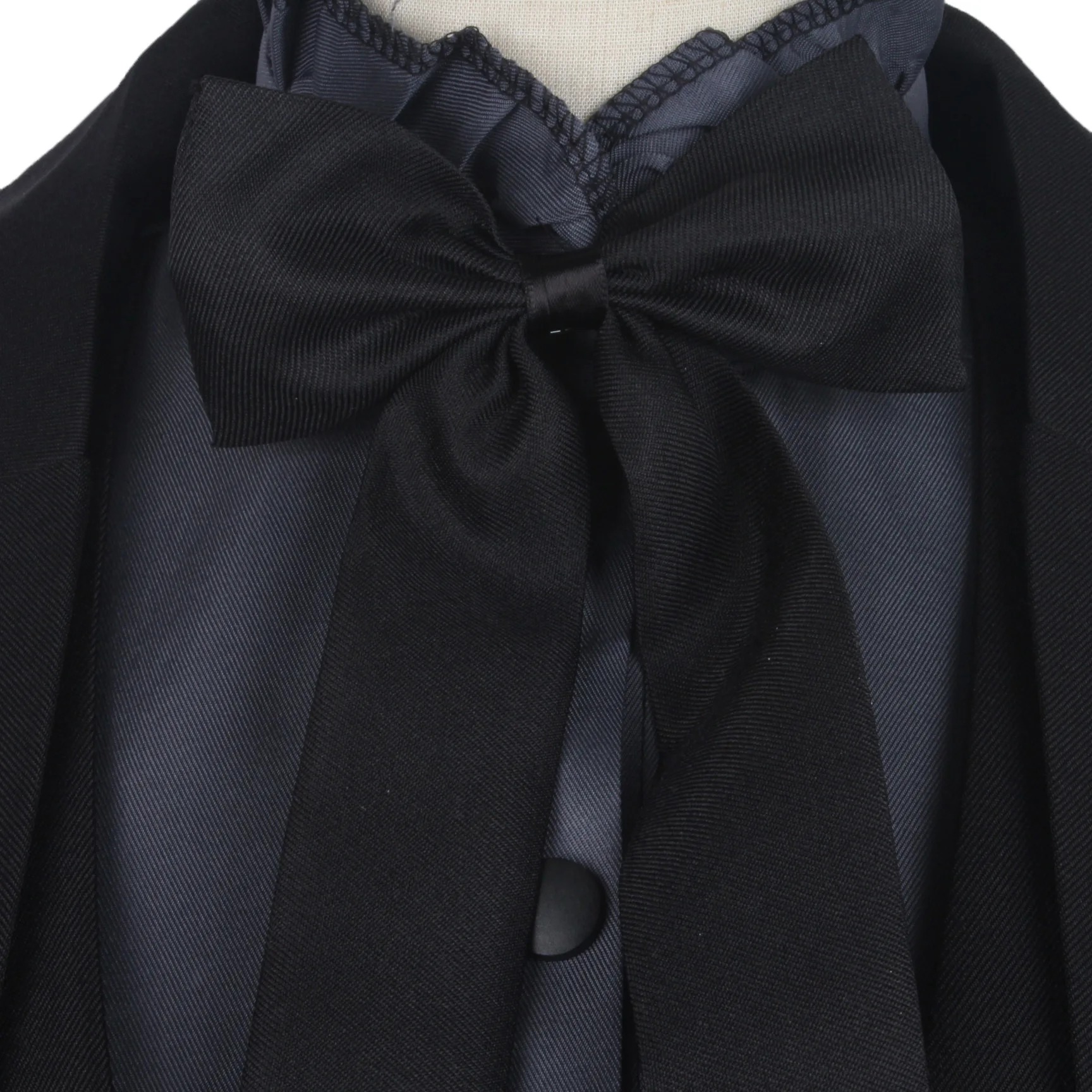 Detalhe do laço preto e da gola franzida da blusa do cosplay do Ciel Phantomhive, de Black Butler