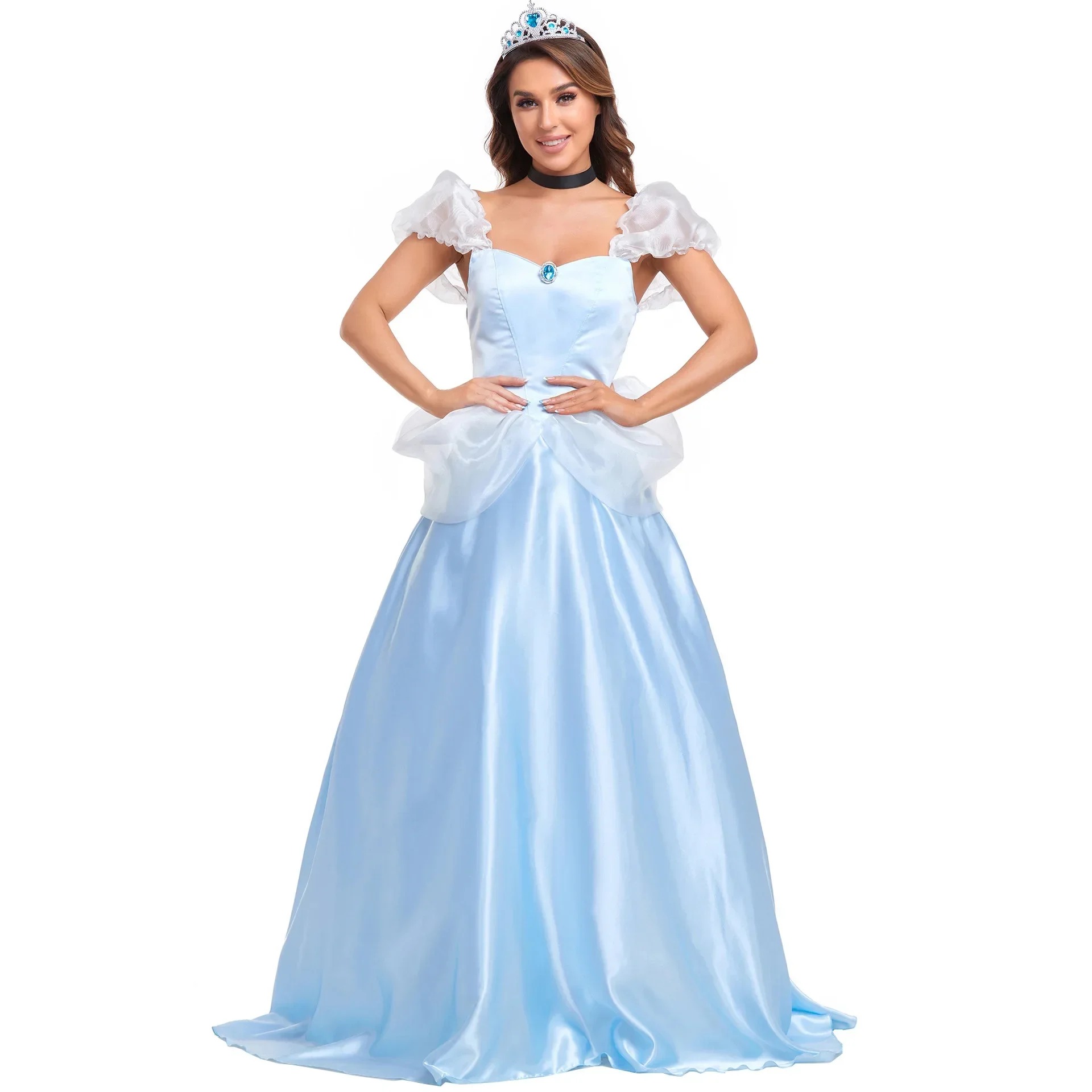 Modelo vestindo o vestido longo azul-claro do cosplay da Cinderela, com mangas de tule e tiara