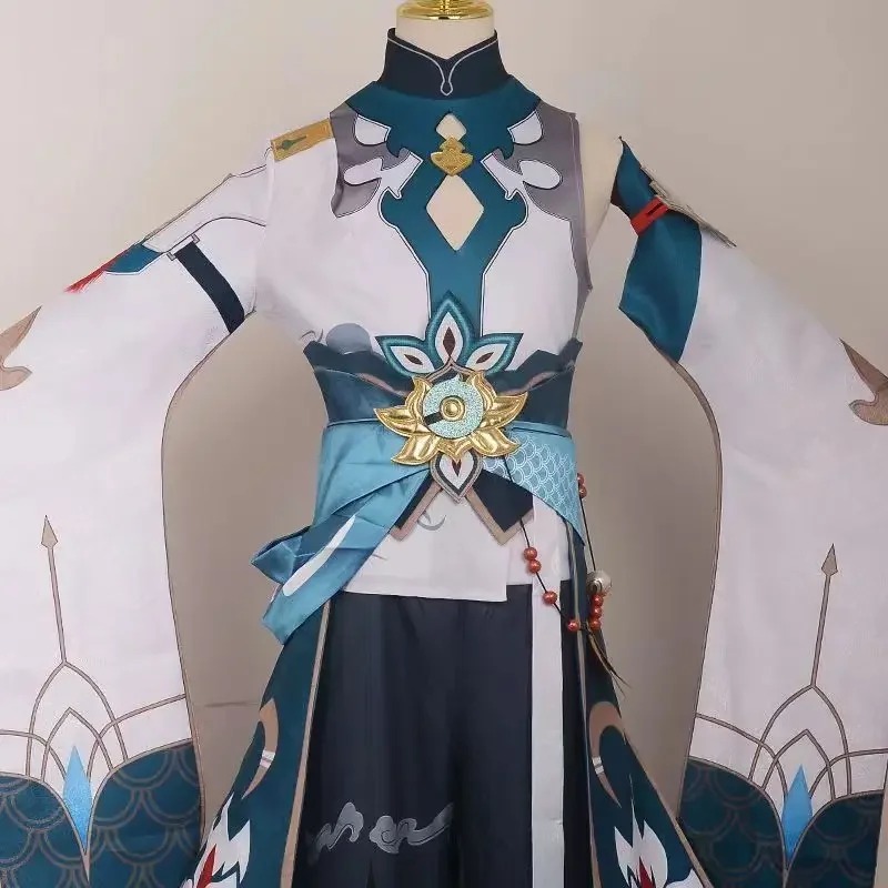 Detalhe da faixa dourada e da gola do cosplay do Dan Heng, de Honkai: Star Rail