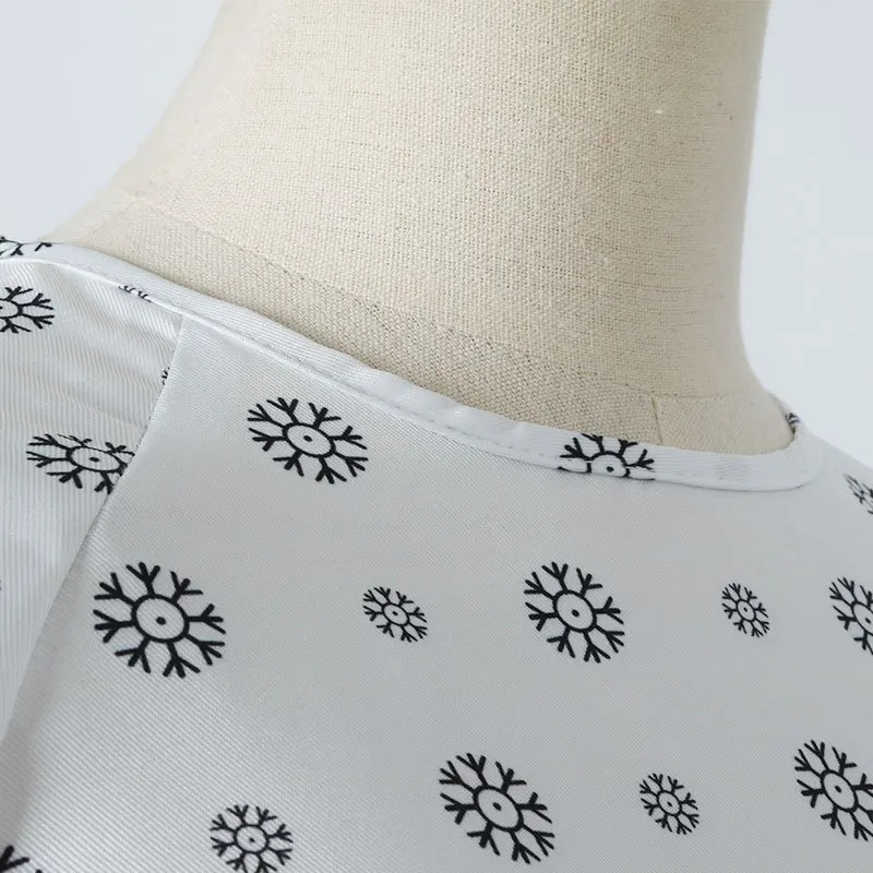 Detalhe da estampa de flocos do vestido do cosplay da Eleven, de Stranger Things